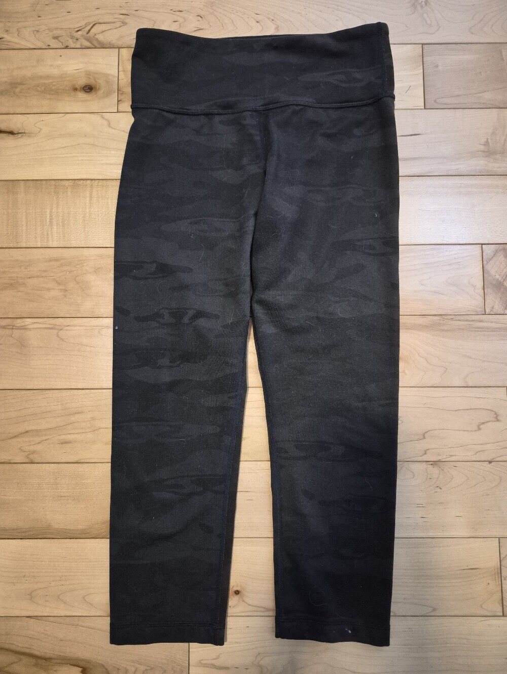 Lululemon women's size 4 black camo capri leggings